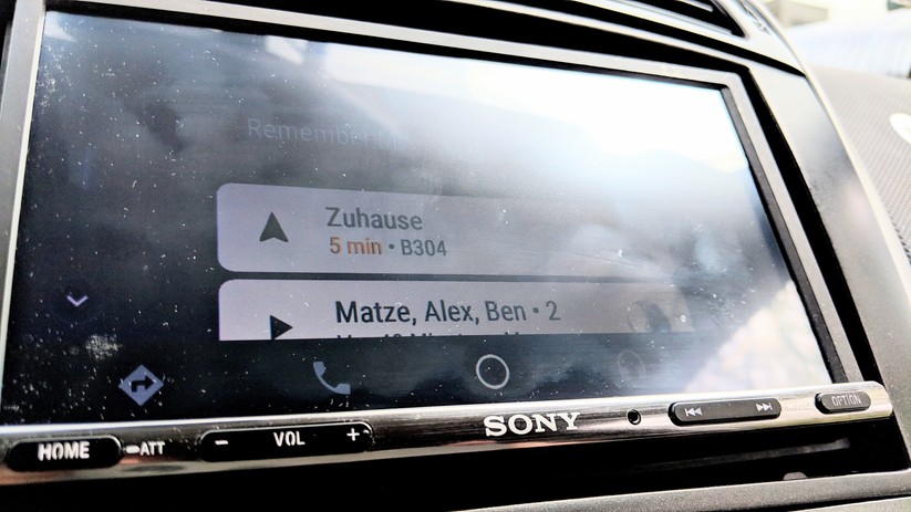 Trotz matter Oberfläche ist bei spiegelnder Sonne kaum noch etwas zu sehen. Hier wäre eine höhere Gesamthelligkeit gut gewesen.