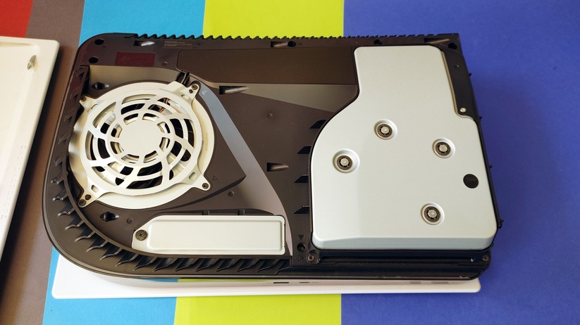 Zunächst müssen wir das Seitencover entfernen. Der NVMe-Port sitzt unter der länglichen grauen Abdeckung. 