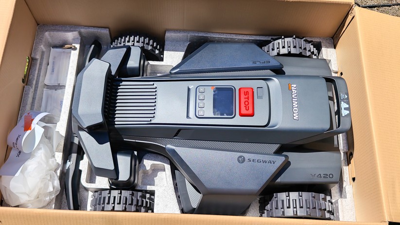 Segway Navimow X420: Großer und schwerer Allrad-Mähroboter mit RTK- und Kamera-Navigation für Rasenflächen bis 2000 m², 42 cm Schnittbreite, lenkbare Vorderräder, aber ohne Kantenschnittoptimierung.