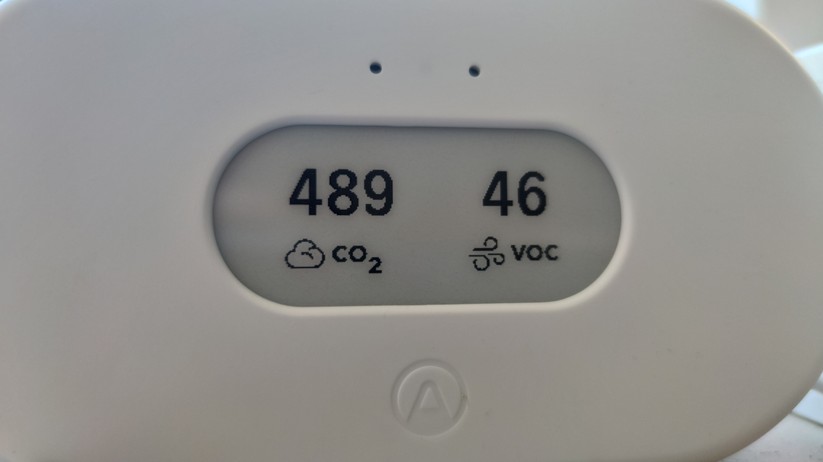Der Raumluftsensor Airthings View Plus misst Radon, CO2, PM2.5, PM1, Temperatur, Luftdruck und -feuchte.