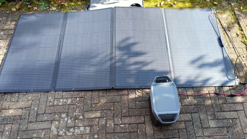 Das mobile 400-W-Panel beim Laden der Ecoflow Delta 2.