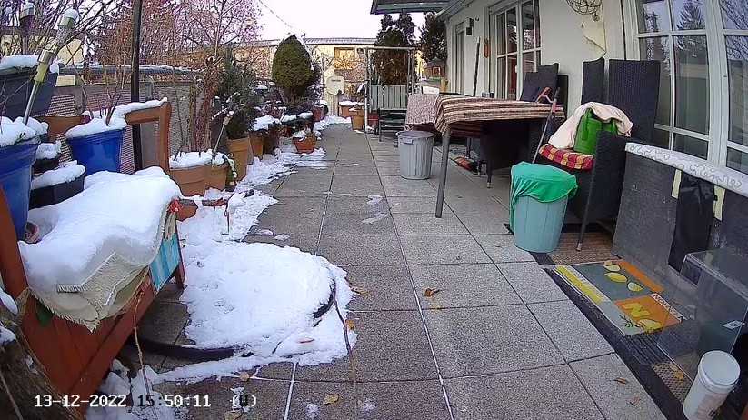 Ezviz EB3: Bei bewölktem Himmel zeigt sich die Satelliten-Schüssel im Hintergrund.