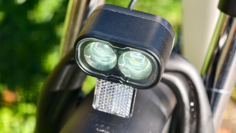 Frontlicht mit zwei LEDs und weißem Reflektor an der Gabel des City-E-Bikes Evercross EK25