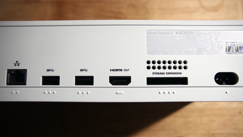 Trotz der kleineren Abmessungen bietet die Xbox Series S die gleichen Anschlüsse wie die Xbox Series X. 