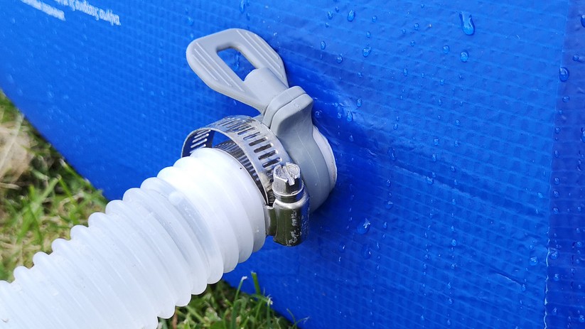 Größere Pools haben meist einen Anschluss für Filteranlagen. Zusätzlich lohnt sich ein Skimmer, der Insekten, Laub und anderen schwimmenden Dreck einsammelt. 