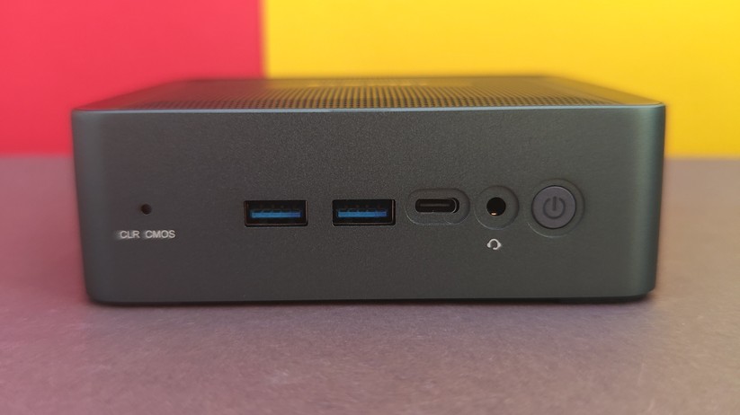 Mini-PC GXMO/Alliwava H56: Das Gehäuse ist einwandfrei verarbeitet. Sämtliche Schnittstellen sind leicht zugänglich und schließen bündig mit dem Gehäuse ab.