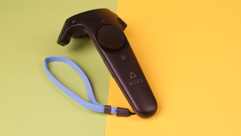 Die Controller der Vive liegen gut in der Hand; die Bedientasten sind bequem zu erreichen.
