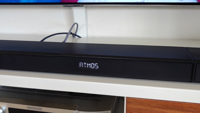 JBL Bar 800MK2: Ein kleines Display informiert bei Aktivierung über den aktuellen Betriebsmodus oder zeigt die Lautstärke an.