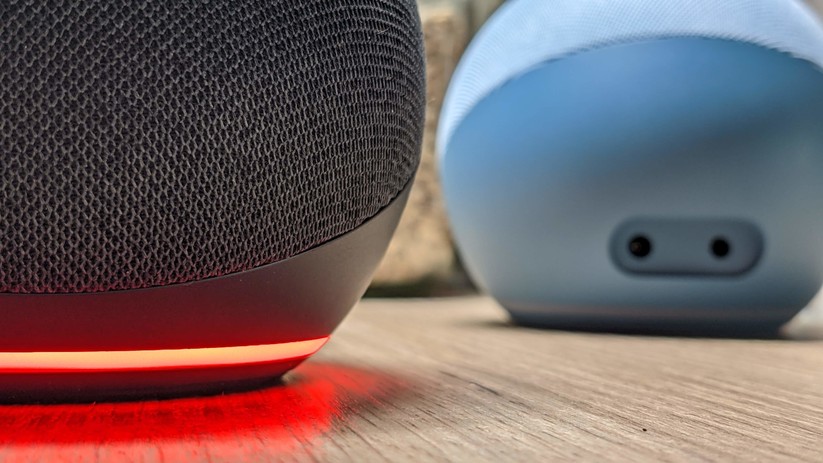 Ein roter LED-Streifen signalisiert, dass der Echo nicht zuhört. 