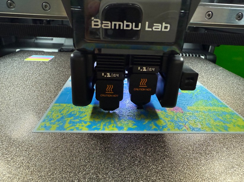Der Dual-Extruder des Bambu Lab H2D fährt die linke Düse bei Bedarf nach oben oder unten. Der Wechsel zwischen zwei Farben ist ohne Spülvorgang in sekundenschnelle möglich.