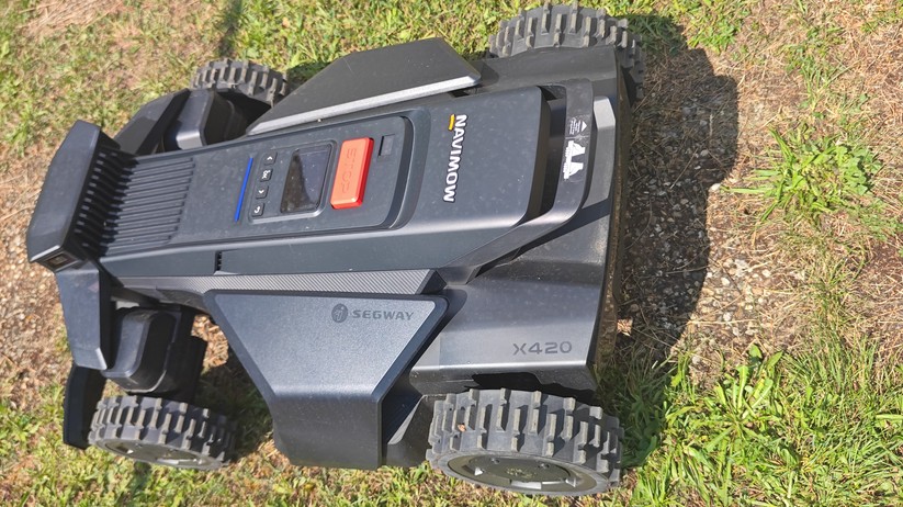 Segway Navimow X420: Großer und schwerer Allrad-Mähroboter mit RTK- und Kamera-Navigation für Rasenflächen bis 2000 m², 42 cm Schnittbreite, lenkbare Vorderräder, aber ohne Kantenschnittoptimierung.