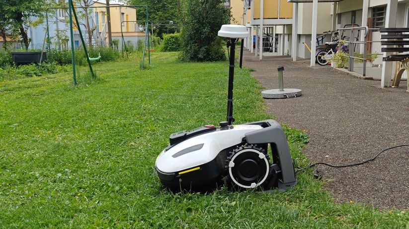  Ladestation und RTK-Antenne