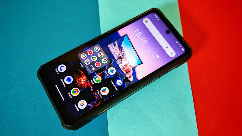  Outdoor-Handy mit Beamer, Nachtsichtkamera und XXL-Akku 