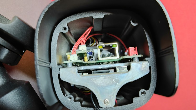 Instar IN-9808 4K im Test: Für die Verkabelung muss man die Überwachungskamera auseinandernehmen. Die Anschlüsse liegen somit geschützt im Inneren von Kamera und Halterung, sodass bei optimaler Installation keine Kabel sichtbar sind. Das verbessert nicht nur die Optik, sondern erschwert auch Manipulationen wie das Durchtrennen von Leitungen. 