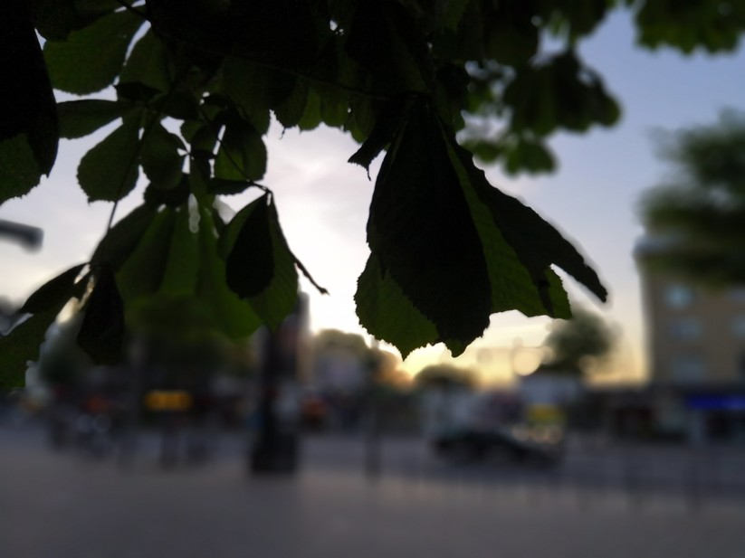 Aufnahme bei Dämmerung mit künstlicher f/0,95 Blende