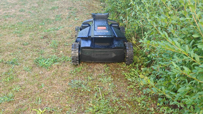 Segway Navimow X420: Großer und schwerer Allrad-Mähroboter mit RTK- und Kamera-Navigation für Rasenflächen bis 2000 m², 42 cm Schnittbreite, lenkbare Vorderräder, aber ohne Kantenschnittoptimierung.