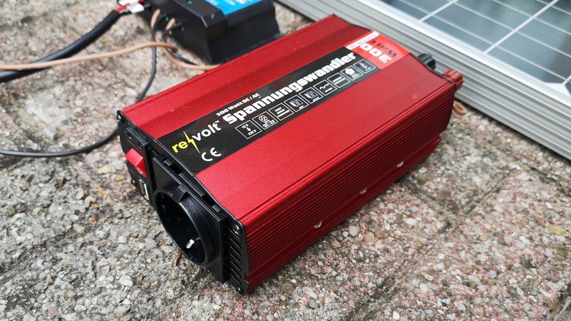 Dieser Spannungswandler erlaubt die dauerhafte Nutzung von Verbrauchern mit 300 Watt – stärkere Modelle schaffen auch 3000 Watt.