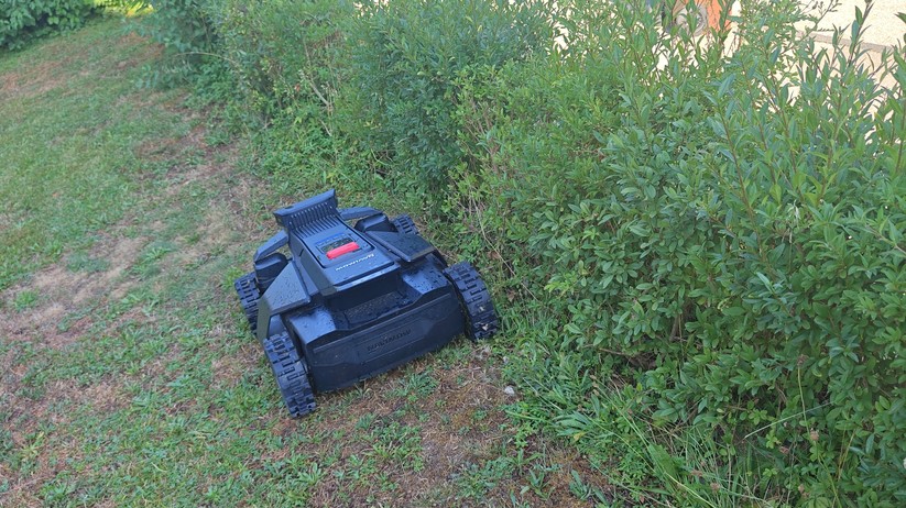 Segway Navimow X420: Großer und schwerer Allrad-Mähroboter mit RTK- und Kamera-Navigation für Rasenflächen bis 2000 m², 42 cm Schnittbreite, lenkbare Vorderräder, aber ohne Kantenschnittoptimierung.