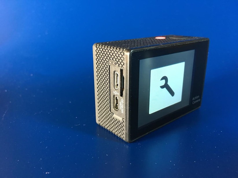 Es handelt sich nicht um einen Touch-Monitor. Die Bedienung erfolgt per Tastendruck.