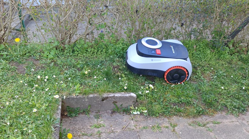 Segway Navimow i208 LiDAR: Unsere Engstelle passiert er im Test nicht zuverlässig. Einmal ist er gar umgekippt.