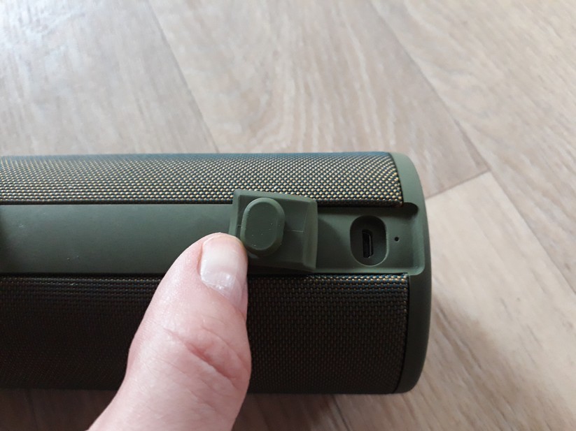 Der Boom 3 verfügt über keine separaten Anschlüsse, lediglich das Micro-USB-Kabel lässt sich an der Rückseite des Lautsprechers einstecken.