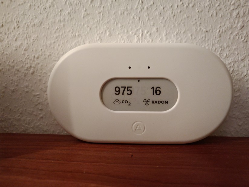 Der Raumluftsensor Airthings View Plus misst Radon, CO2, PM2.5, PM1, Temperatur, Luftdruck und -feuchte.