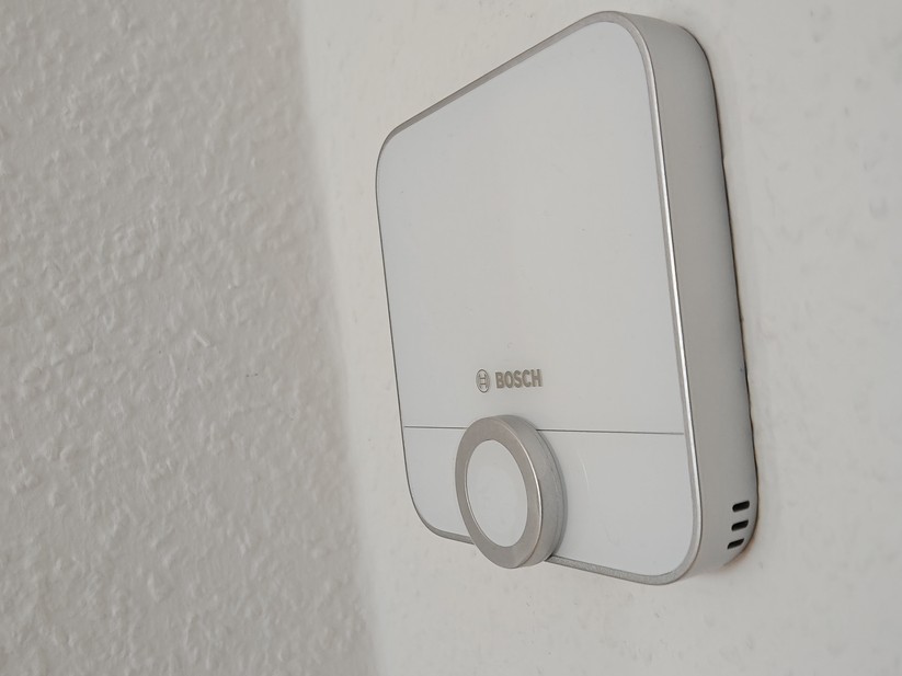 Ein wesentlicher Nachteil des Bosch Raumthermostats II 230V ist das inaktivierte Standarddisplay. Dadurch verliert das Gerät nicht nur an Nutzerfreundlichkeit, sondern auch an optischer Präsenz.