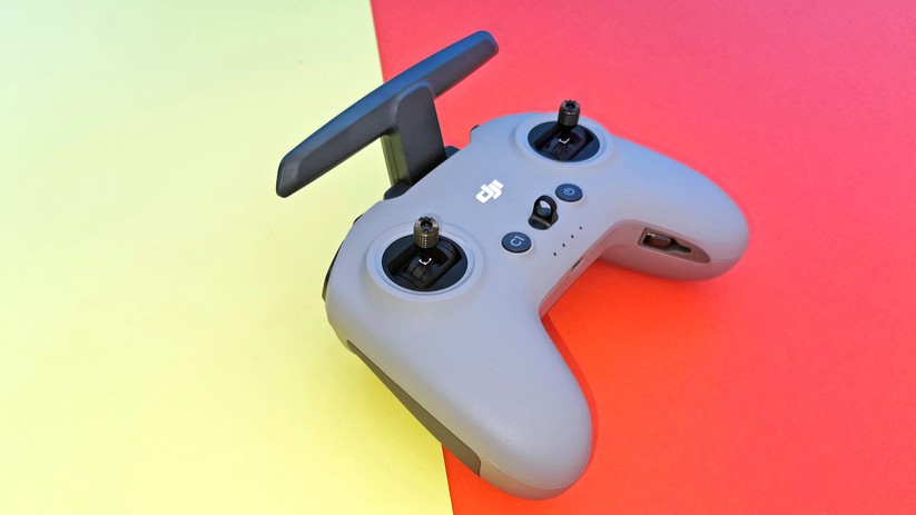 DJI FPV Combo: Der Handsender sieht wie ein Gaming-Controller aus.