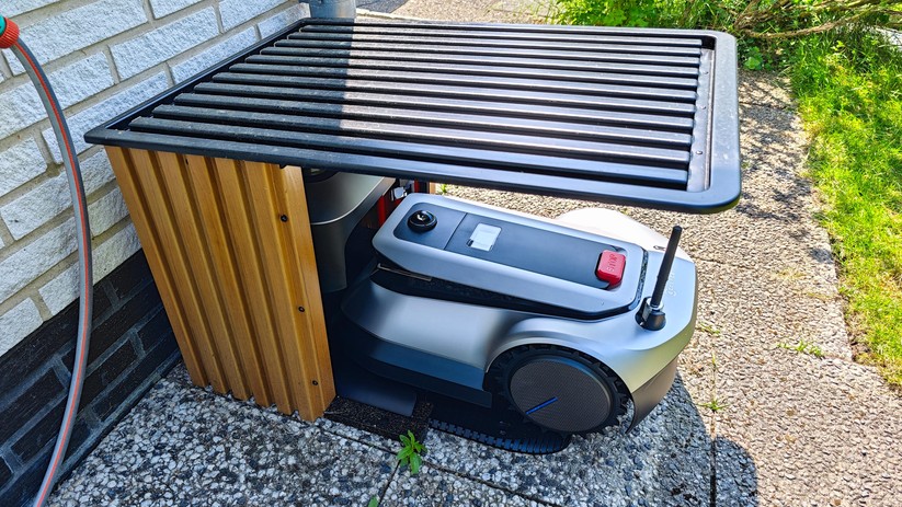 Ecovacs Goat G1 2000 mit beiliegender Garage |