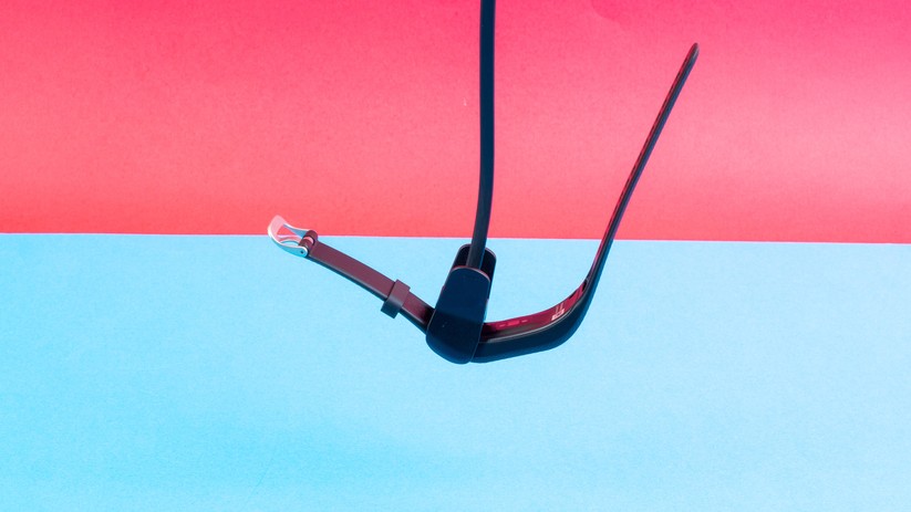 Die Ladeklammer hält den Fitness-Tracker fest. 