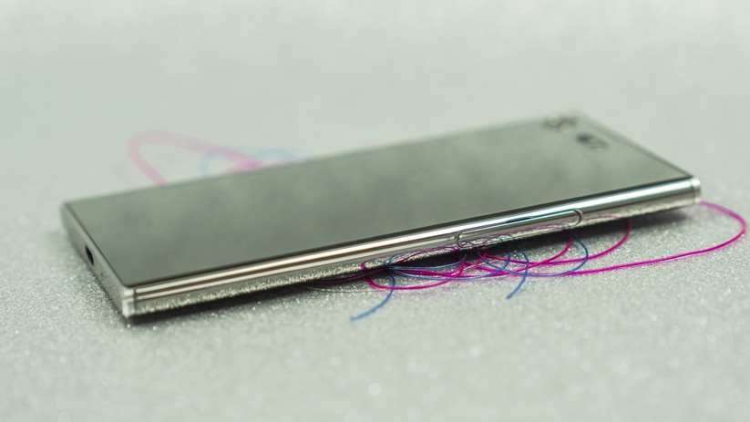 Eine Speicherkarte kann im Xperia XZ Premium eingesetzt werden, hierzu muss der Schlitten aus dem Gehäuse herausgenommen werden.