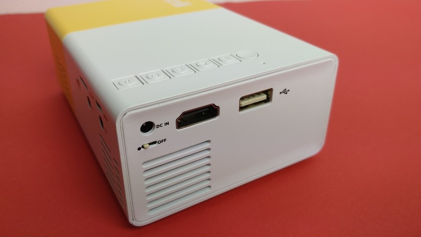 USB-Port und HDMI-Eingang sind links am Gerät.