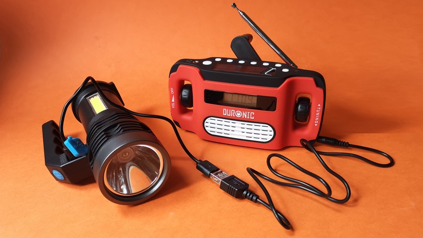 Diese Notfallradio lädt per Handkurbel oder Solarzelle. Neben FM/AM-Radio, Uhr und Wecker sind auch Powerbank und LED-Lampe integriert.   