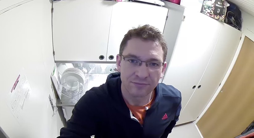Bedingt durch den extremen Weitwinkel (130 Grad) produziert die Arlo 2 starke Verzeichnungen. Die Küche ist im Original kein kühn geschwungenes Colani-Modell, sondern normal rechtwinklig. Für eine möglichst umfassende Überwachung eines Bereiches ist die Kamera gut geeignet.