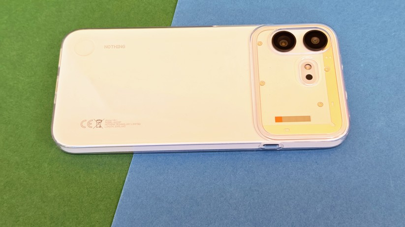 Nothing Phone 4b: Rückseite mit transparenter Schutzhülle
