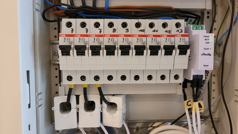 Der Shelly Pro 3EM misst mithilfe von drei Induktionsspulen, den aktuellen Strombedarf des Haushalts. Anhand dieses Werts realisieren moderne Stromspeicher eine dynamische Einspeisung, sodass im günstigsten Fall kein Strom mehr verschenkt wird.