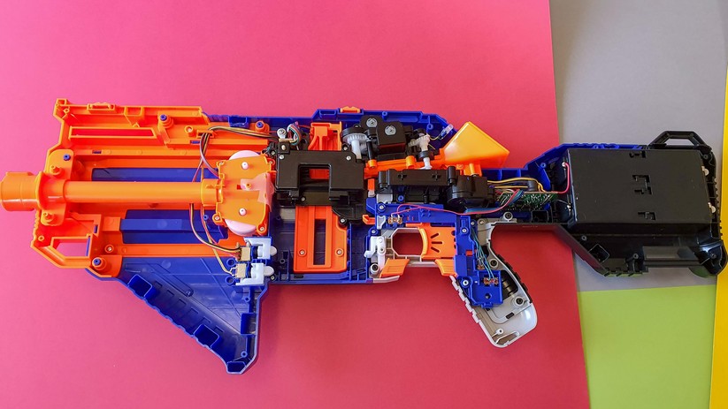 Das Innenleben der Infinus. Gut zu sehen sind die beiden Flywheels. 