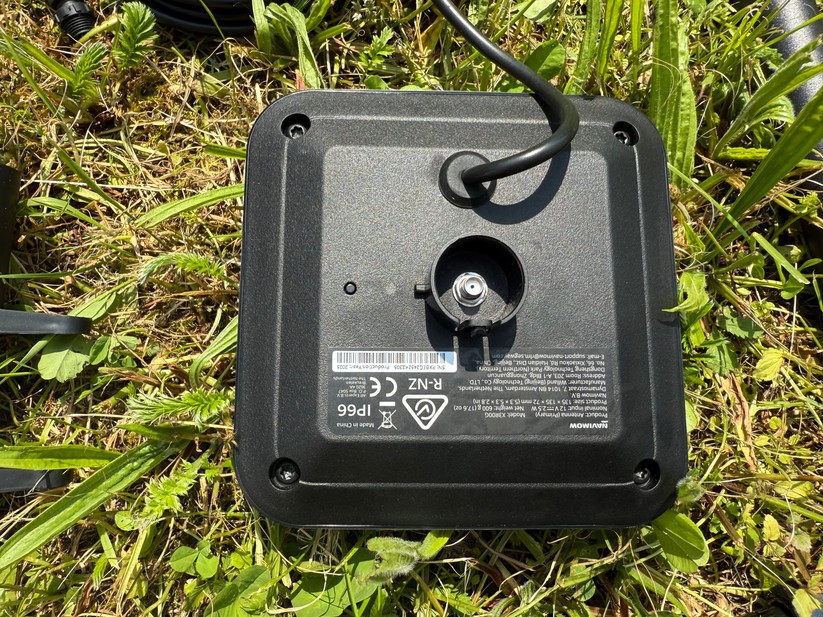Das Kabel muss zur Ladestation des Roboters, in der Mitte sitzt ...