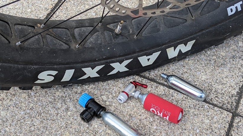 CO2-Pumpen und ihr Endgegner: Ein Fatbike-Reifen.