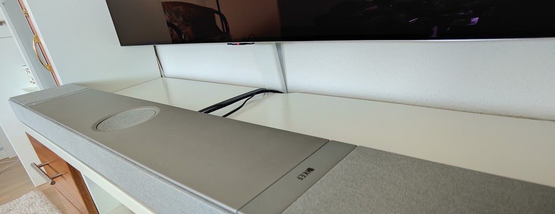 Soundbar KEF Xio: Leistungsstarkes 5.1.2-Set-up: 820 Watt Gesamtleistung, maximaler Schalldruckpegel von 102 dB, 12 Lautsprecher (6x 50 mm Uni-Q MX-Treiber, 2x 50 mm Vollbereichstreiber und 4x 50 × 152 mm P185 Treiber mit KEFs VECO-Technologie).