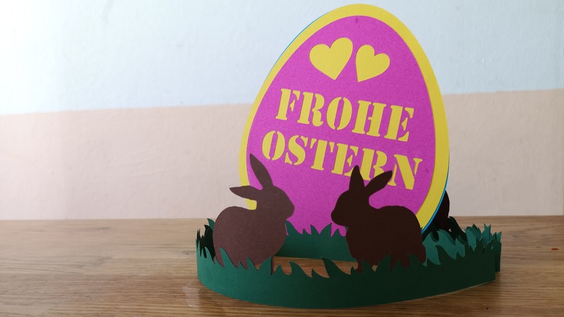 Ein mit den Kindern und dem Plotter gebastelter Oster-Aufsteller.