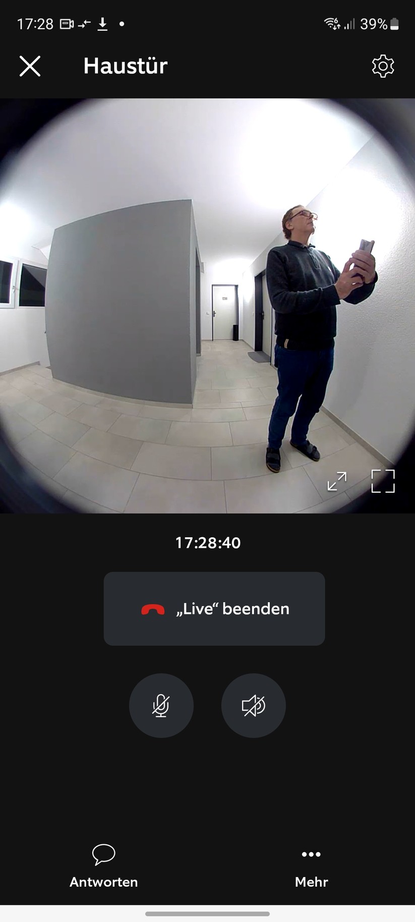 Ring liefert mit der neuen Battery Video Doorbell eine Video-Türklingel, die eine Auflösung von 1440 × 1440 Punkte bietet und mit einem großen Sichtfeld von 150° horizontal und 150° vertikal eine Kopf-bis-Fuß-Ansicht realisiert.