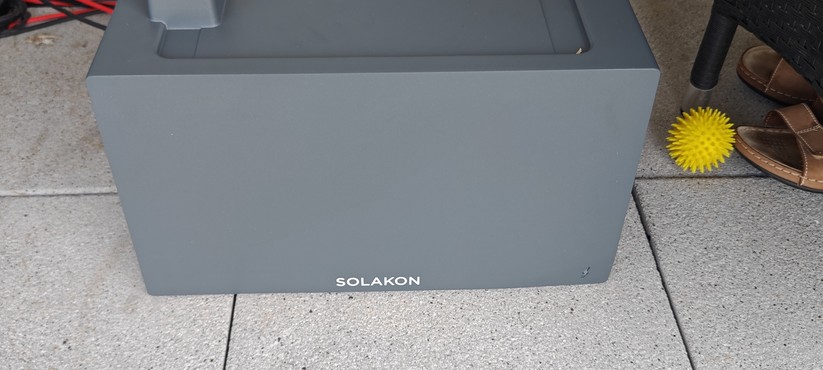 Solakon One: Der in Zusammenarbeit mit FOX Ess entwickelte Speicher bietet vier MPPTs mit einer Eingangsleistung von 2600 Watt, kann mit bis zu 1200 Watt per Stromnetz geladen werden und bietet eine Notstromsteckdose mit 2200 Watt bei Netzanschluss und 1200 Watt im Inselbetrieb. An Schnittstellen bietet Solakon One Bluetooth, LAN und WLAN.