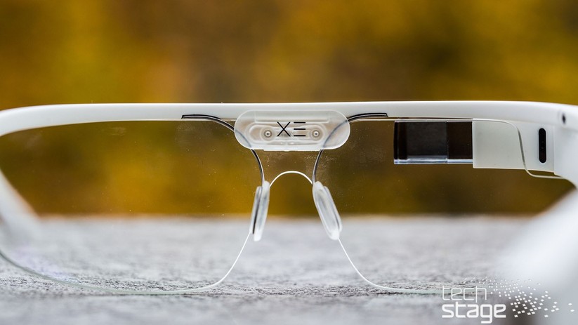 Der Blick durch Glass mit weißen Gläsern. Das XE steht für Explorer Edition – diese Prototypen wurden von Google an Teilnehmer der Entwicklerkonferenz I/O abgegeben.