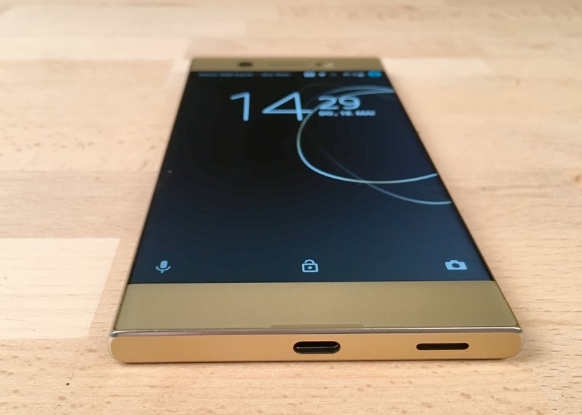 Trotz USB-C setzt Sony auch weiterhin auf einen klassichen Kopfhörerausgang auf der Oberseite.