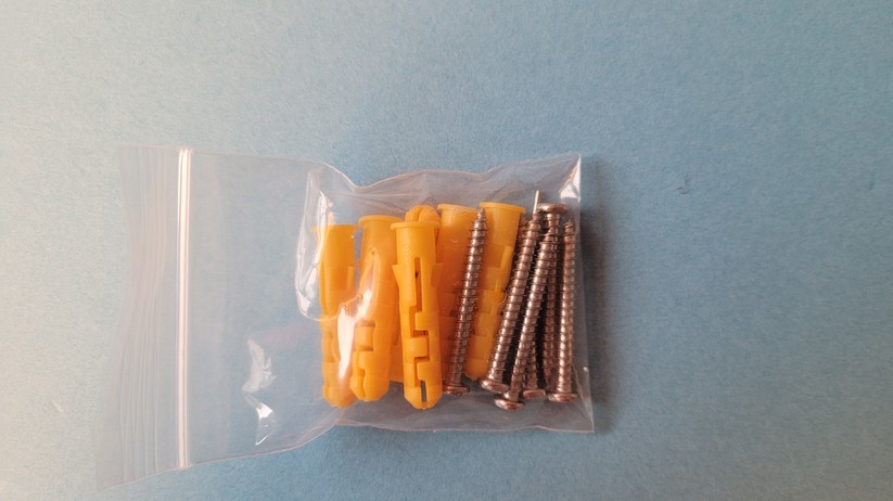 TP-Link Tapo C420S2: Im Lieferumfang sind auch Schrauben zur Befestigung enthalten.