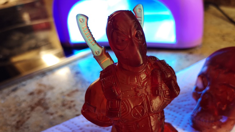 Zum Aushärten tut es auch eine günstige UV-Trockenlampe für Nagellack.