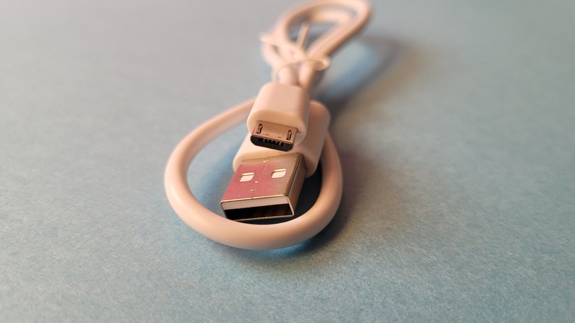 TP-Link Tapo C420S2: Auch ein Micro-USB-Kabel für das Laden der Akkus ist dabei.