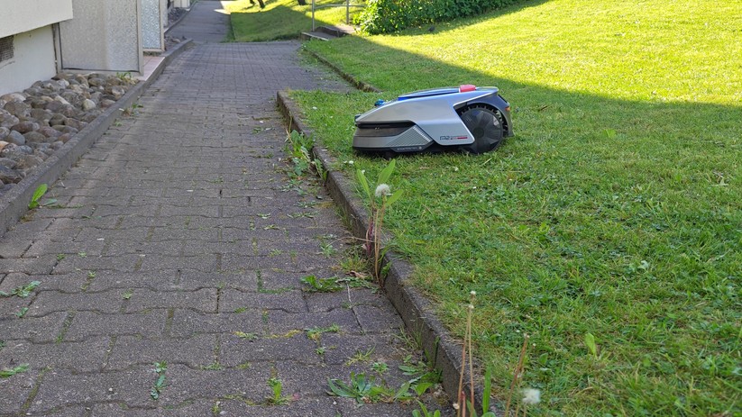  Der Abstand zwischen Gehäuserand und Mähteller beträgt wie bei den Ecovacs-Modellen A3000 Lidar und A1600 RTK nur 5 cm. Entsprechend wenig muss man mit einem Trimmer an Kanten mit fester Begrenzung nacharbeiten.