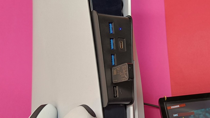 Endlich ausreichend Steckplätze auf der Vorderseite – ausreichend für Funk-Headset, Keyboard, Maus und Controller-Ladekabel.